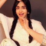 Adah Sharma Instagram – Grateful for your voice Lata ji that allows us actors to exhibit a wide range of expressions for eternity 
Have practiced my abhinay to sooooo many of your songs ❤
Here’s one which is very very close to my heart 
#latamangeshkar #piyatosenainalagere
#guide #latamangeshkarsongs
,
,
,
,
,
,
My kathak guru @rajendrachaturvedi ji always taught us that dancing with your eyes is as important as dancing with your body ,,, i hope you approve of this one sirrrrr 🤓🤓❤