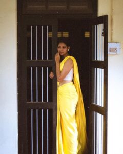 Aditi Balan Instagram - பெண் மதி பேதைமையால் அவன் கை 
பற்றிடுமுன் பெயர்ந்தேன் 
கண் விழித்தே எழுந்தேன் துயரக்  கடலிலே விழுந்தேன்! வண்ண மயில் ஏறும் பெருமான் 
வஞ்சனை ஏனோ செய்தான்? கண்கள் உறங்காவோ அக்குறை 
கனவைக் கண்டிடேனோ! - Kalki R Krishnamurthy

@izhaiindia 
@sanjana.ravi31 @lakshmanan.palani