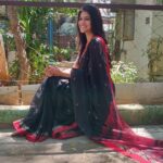 Aditi Balan Instagram - Happy diwali ! :) Thank you mami for always being there to drape my sarees :* Earrings : @pradejewels such amazing collection.