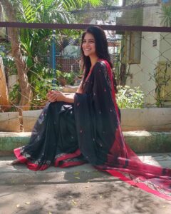 Aditi Balan Instagram - Happy diwali ! :) Thank you mami for always being there to drape my sarees :* Earrings : @pradejewels such amazing collection.
