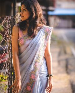 Aditi Balan Instagram - Golden Hour with my girl @vidhyavijay 
You de best. ❤
