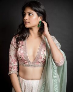 Aditi Balan Instagram - Filmfare 2019
Styled by @kavyasriraam 
Outfit - @bandananarulaofficial 
Jewellery- @rimliboutique 
Shot by @kiransaphotography 
HMU @virgo_dior_beauty_parlour_