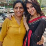 Aditi Balan Instagram - Happy diwali ! :) Thank you mami for always being there to drape my sarees :* Earrings : @pradejewels such amazing collection.