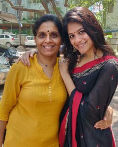 Aditi Balan Instagram - Happy diwali ! :) Thank you mami for always being there to drape my sarees :* Earrings : @pradejewels such amazing collection.