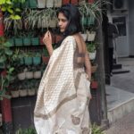 Aditi Balan Instagram - Kochin has become a wedding destination. Thanks to all my old friends getting married I get to spend time with some of my favs. Wristopher lolan's wedding weekend. :) Also fans please spare my friends who I tag ,they have a life. @tanyajoseph06 @suhailjoseph Earrings : @ishhaara Blouse : @studiobhang