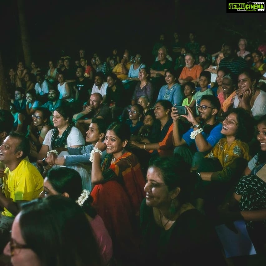 Aditi Balan Instagram - Look at those happy faces witnessing an amazing performance by Lavani women of Maharashtra. Sangeeth Bari at @playadishakti Missing the festival craziness !! Pics @the.wildvind