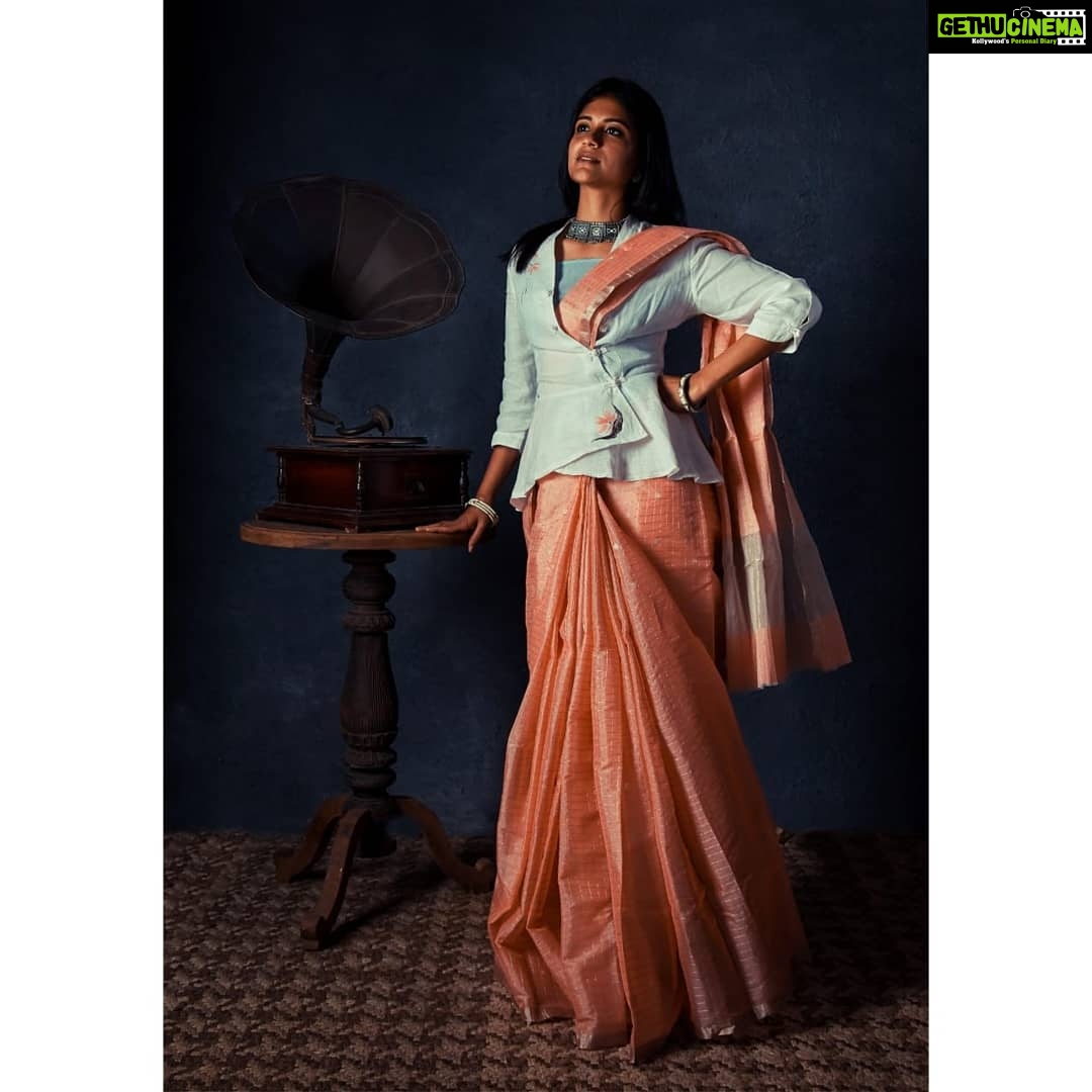 Aditi Balan Instagram - 🌸🌸 PC : @lunaticclicks Styling : @miyakoipuram @paintblot Makeup : @malavikaiyer.makeupmaven Saree : @tulsisilks