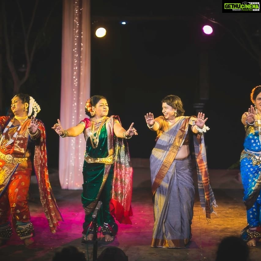 Aditi Balan Instagram - Look at those happy faces witnessing an amazing performance by Lavani women of Maharashtra. Sangeeth Bari at @playadishakti Missing the festival craziness !! Pics @the.wildvind
