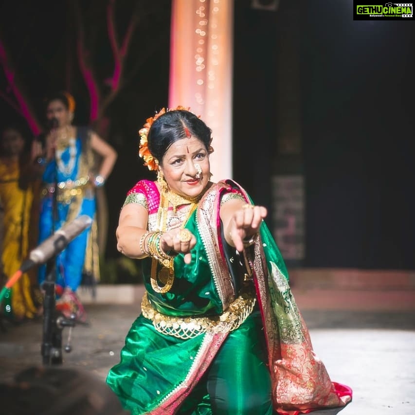 Aditi Balan Instagram - Look at those happy faces witnessing an amazing performance by Lavani women of Maharashtra. Sangeeth Bari at @playadishakti Missing the festival craziness !! Pics @the.wildvind