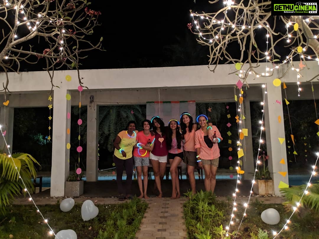 Aditi Balan Instagram - 6b 🐝 bachelorette ! ♥️♥️ @ghana_nb @mrudhulasridharan @anuannalex @stylehanger