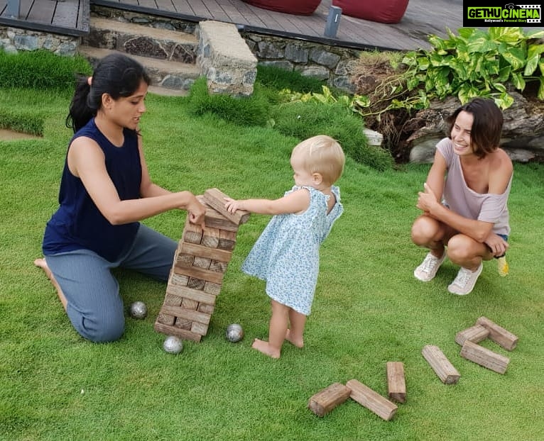 Aditi Balan Instagram - She's only a year old and she could arrange those blocks so well. :) #srilanka #weligama #kids #love #jenga #beachlife #happiness #vacay #instatravel