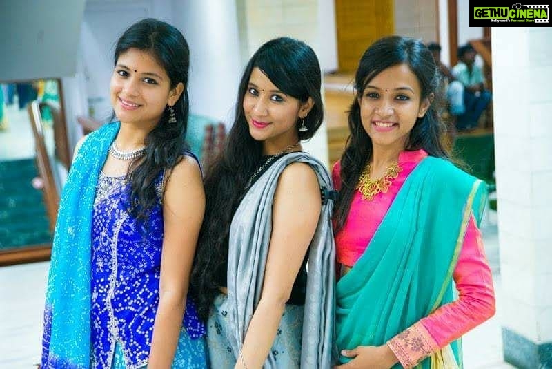 Aditi Balan Instagram - They called us doppleganger.! #oldtimes #sangeeth #maduryakalyanam #doppleganger #goodfriends