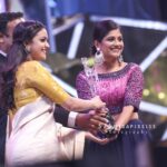 Aditi Balan Instagram - Thank you Vijay awards. Best debut female! Thank you Aruvi team. Thank you makkale for all the love. Styled by @ashwin.thiyagarajan Jewellery @pradejewels Photography @576megapixelss #bestdebut #aruvi #vijayawards2018 #newlook #