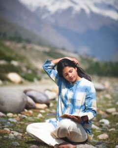 Aditi Balan Instagram - Throwback to when hills were calling. :P 
Now, hills are crying. 

@vidhyavijay we need to really meet and do a trip 😊