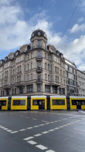 Aditi Chengappa Instagram - Blue skies 
.
.
.
#berlin #berlincity #berlinberlin #espressohouse #city #sky