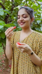 Ahana Kumar Instagram - All the Jambakka Fans come say Hi 

(if you have a Jambakka Maram at home that has red sweet ones , plsssss give me someeeee 😭)