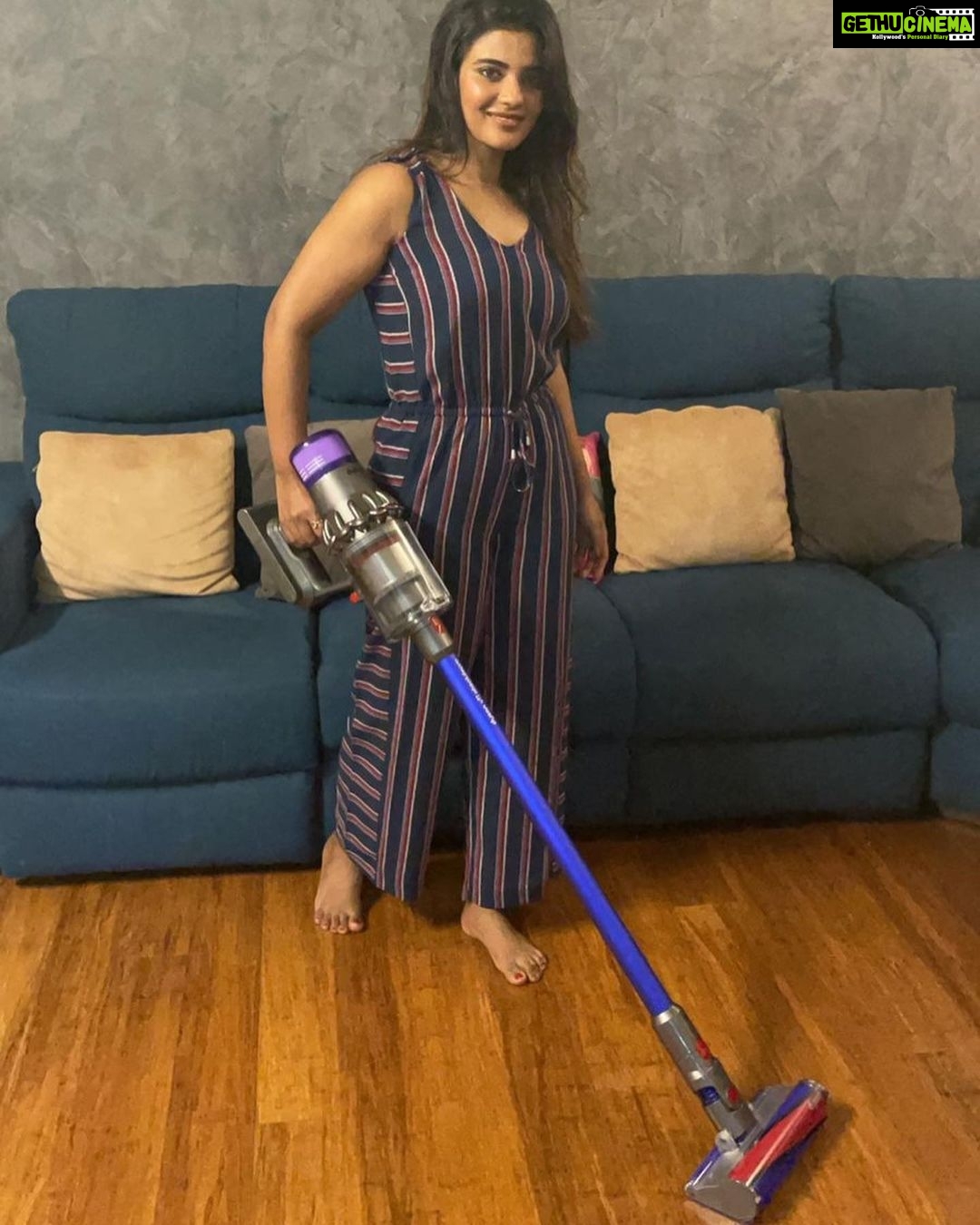 Aishwarya Rajesh Instagram - You powerful little thing Dyson V11 😍 Proud of taking up the Dyson Dust Challenge, but not proud of the Dust that it managed to collect from my house🙈 I really thought my house was “CLEAN” until now.. this was a much needed reality check, I guess you should try it too 😅 @dyson_india #DysonDustChallenge#DysonIndia#DysonHome#DysonV11#gifted