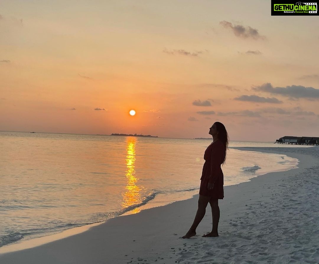 Aishwarya Rajesh Instagram - Sunsets in Maldives are truly magical ❤️😍 I had a fun time relaxing and unwinding looking at the magical shades of sun fall into the blue waters @reethifaru @pickyourtrail the experience has been wonderful and a much needed one for me. visit the Maldives atleast once. @reethifaruwatersports #pickyourtrail #sunsets #beach #reethifaru #maldives #travel Reethi Faru Resort