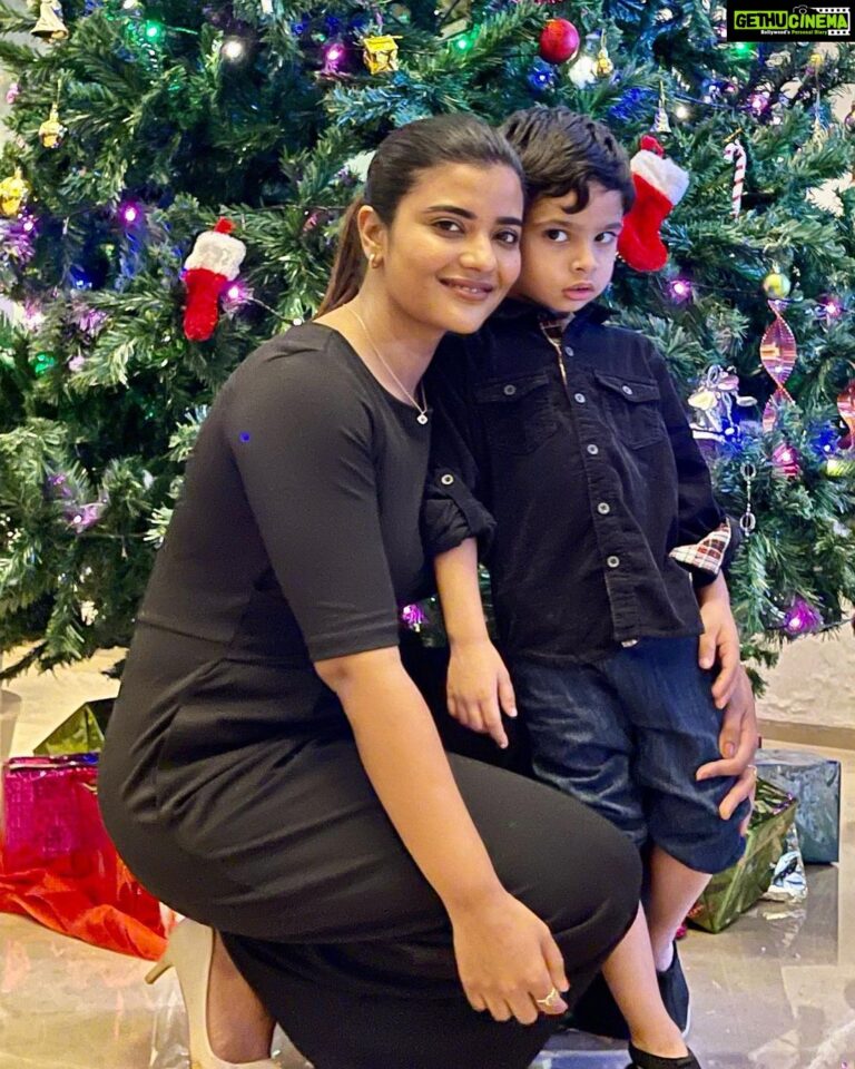 Aishwarya Rajesh Instagram - #Decembervibez with my nephew #Aryan❤️ #christmastime