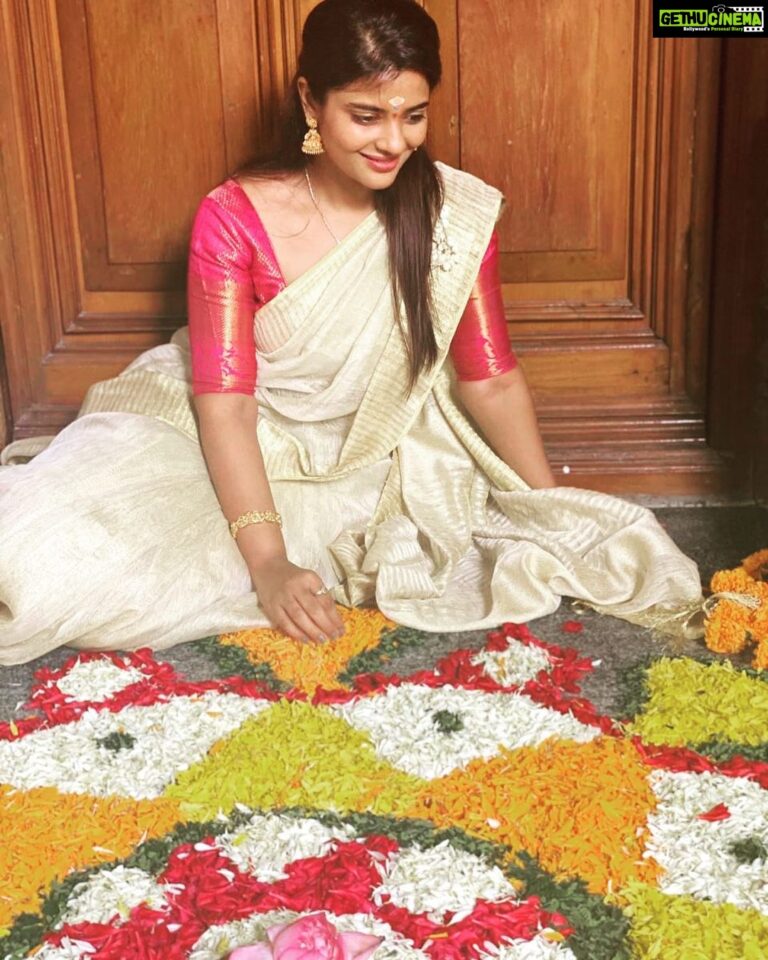 Aishwarya Rajesh Instagram - #onamsamsakal onam celebration @prakatwork s place .. Thank u so much for wonderful sadhya ❤️❤️