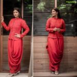 Aishwarya Rajesh Instagram - Red is d color for 2020 let’s spread only #love ❤️❤️ very happie to start 2020wit #Bestactressofdyear award for #kanaa wearing this outfit for #zeetamilawards2020 @zee5tamil styled @amritha.ram Wearing @ritukumarhq photography @camerasenthil