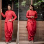 Aishwarya Rajesh Instagram – Red is d color for 2020 let’s spread only #love ❤️❤️ very happie to start 2020wit #Bestactressofdyear award for #kanaa wearing this outfit for #zeetamilawards2020 @zee5tamil  styled @amritha.ram  Wearing @ritukumarhq photography @camerasenthil