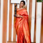 Aishwarya Rajesh Instagram - My first #filmfare award for Best actress (critics) for #kanaa .. 2019 Cudnt end on a better note 🤗❤️ Makeup & hair @prakatwork & @motwanikiara saree @pashudh styled @ashwin.thiyagarajan