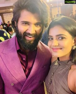 Aishwarya Rajesh Instagram - With #Rowdy .. @thedeverakonda .. at #kausalyakrishnamurthy #Pre-release event .: