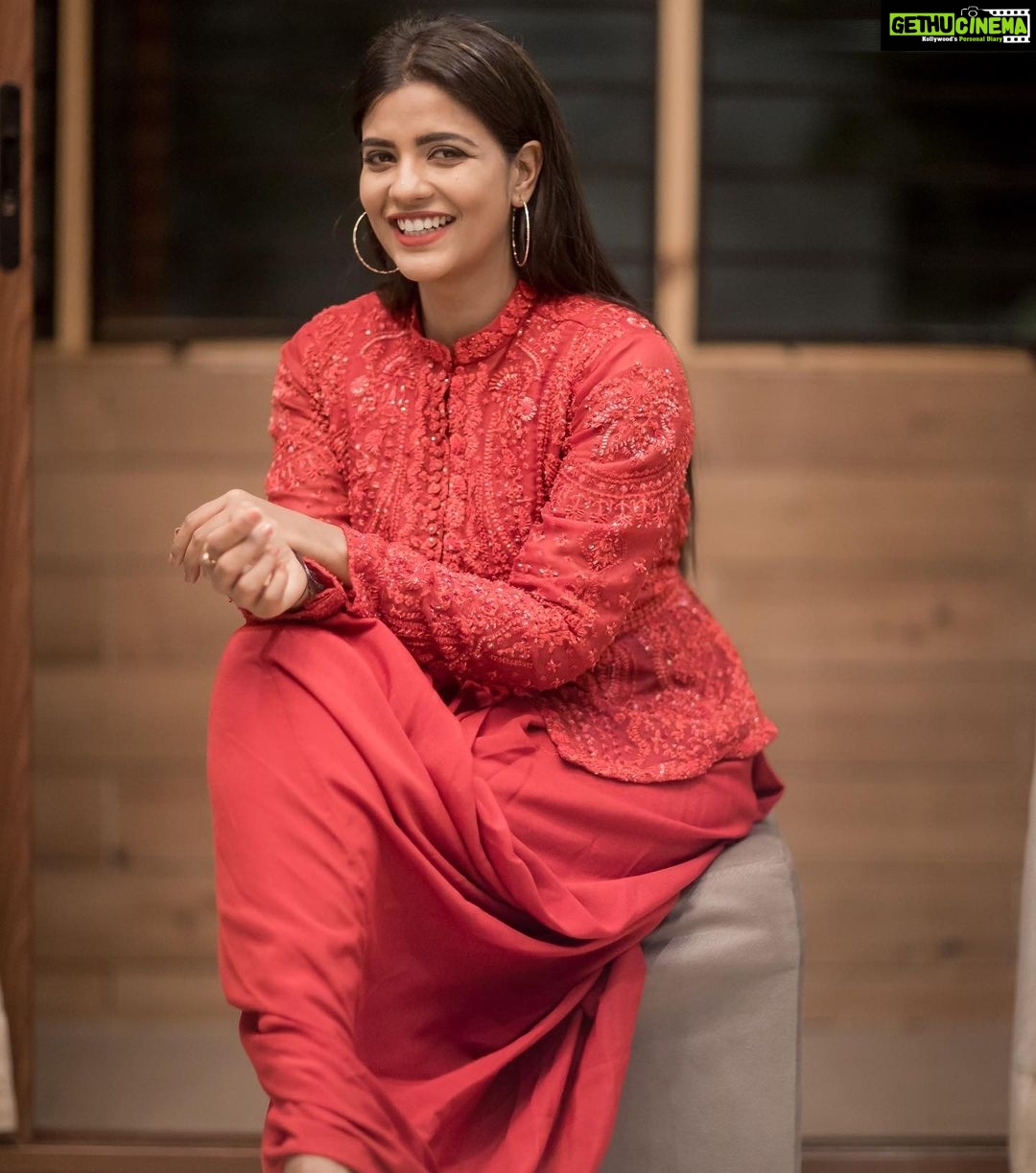 Aishwarya Rajesh Instagram - smile 😊 cost nothing but gets u lots of love ...❤️❤️❤️ #2020 ... styled @amritha.ram outfit @ritukumarhq clicked @camerasenthil #zeetamilawards2020 #Bestactressfor #kanaa