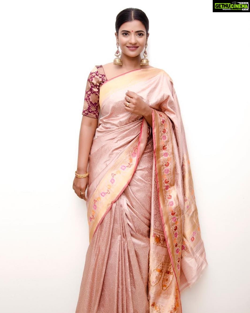 Aishwarya Rajesh Instagram - Love wearing. Sarees n. @designbyblueprint got d best for #jfwawards thank u so much. Saree - @Tilfi_Banaras Blouse - @mv_bridalcouture Earrings & Bangle - @amrapalijewels Make Up & Hair - @vedya.hmua @sharanyabalakumar Photography - @kiransaphotography Styling - @Blueprint_By_Navya_Divya & @DesignByBlueprint