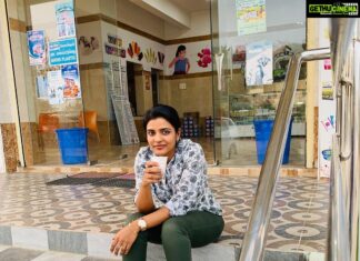 Aishwarya Rajesh Instagram - Much needed coffee break while travelling. ... Trichy to Salem #kanaatheatrevisit