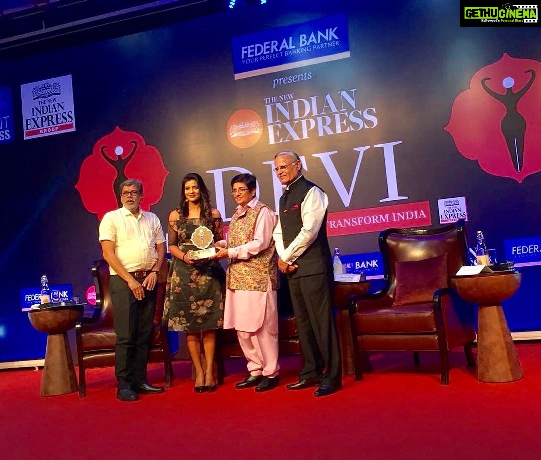 Aishwarya Rajesh Instagram - Such a honour to get award from @kiranbediofficial mam .... thank u @newindianexpress for #Deviaward