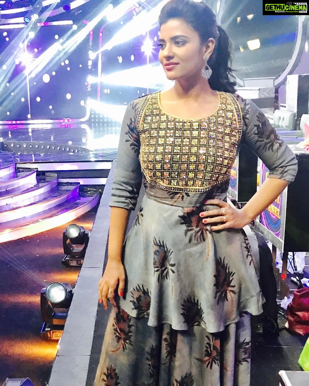 Aishwarya Rajesh Instagram - Grey was always my favourite colour this one from @merasalofficial again classy yet vibrant ....jewellery @original_narayanapearls @nani_thedesigner