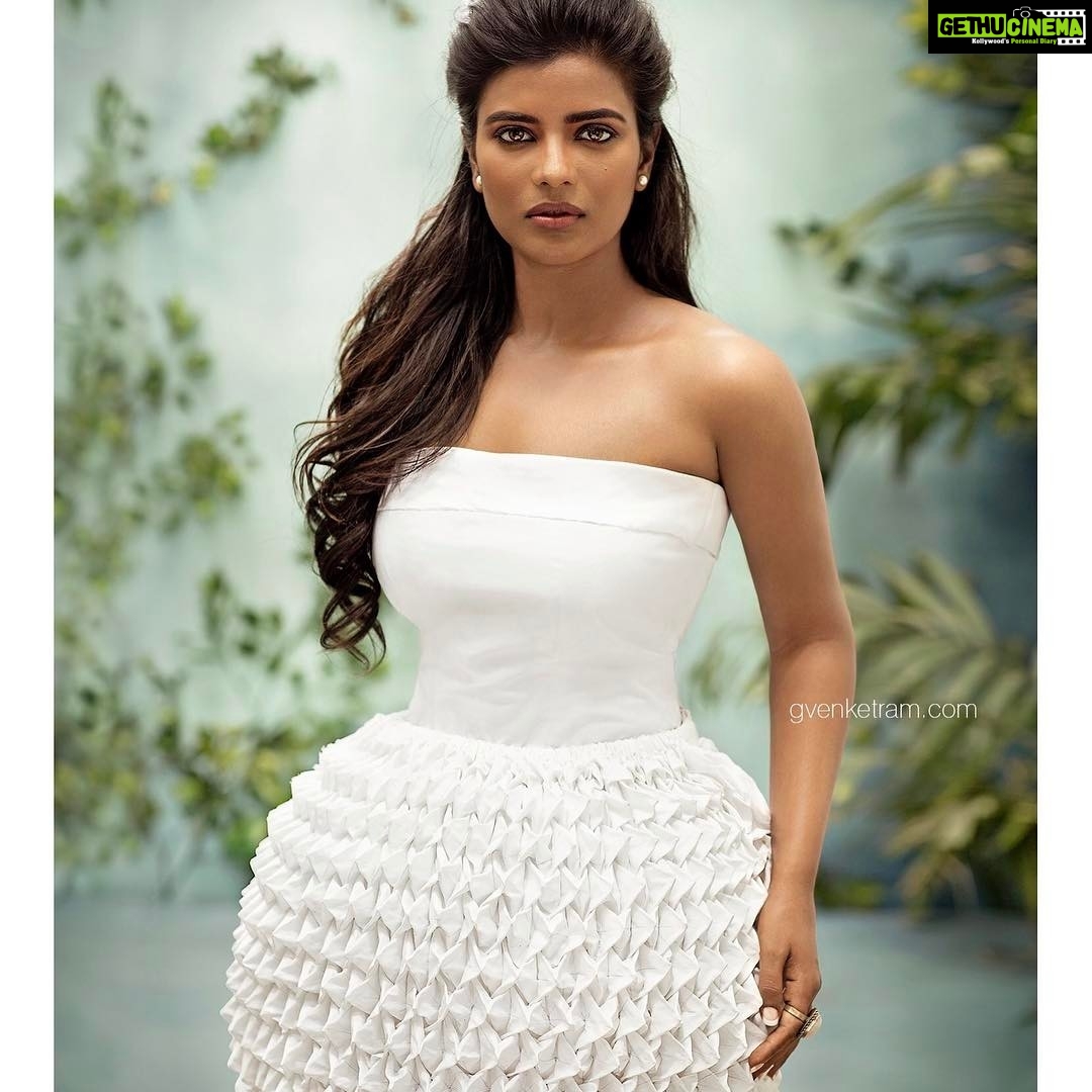 Aishwarya Rajesh Instagram - Tanned dusky look ... loving it .. thank u @venketramg sir for making me look so beautiful styled @deepika__1111