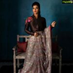 Aishwarya Rajesh Instagram - Always love traditional look .. an this one is my fav 😍 thanks @thestoryteller_india for this lovely shot #makeup @ansarimakeupandhairstylist #costume @merasalofficial