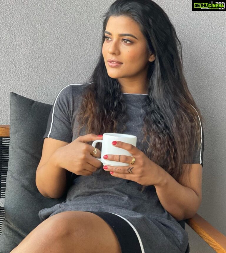Aishwarya Rajesh Instagram - A coffee a day keeps a grumpy away 🤗