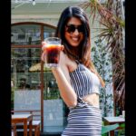 Aishwarya Sakhuja Instagram - Thursday afternoon couldnt have looked better. Some sun and coffee n im good to go.. @thebackyardbrew Photographed by @sehban_azim Ya ya thankyouu😋 #AishwaryaSakhuja #actor #actorslife #anchor #ootd #ootdfashion #ootdindia #eventlook #sunshine #coffeelover #coffeetime #somethingisbrewing #yariroad @aditim88 this place is growing on me😁