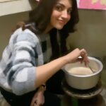 Akanksha Puri Instagram - This video is from Manali where I was shooting recently and we were craving for good tea and I prepared tea for me and my staff in a locals house !! I feel so blessed and privileged that being an actor I have earned so much respect and love from people , they were so sweet to welcome me n allow me to use there kitchen !! I can’t thank you all enough for showering so much love to me and my work always ❤️ I will definitely remember this all my life ❤️ . . #reels #reelsinstagram #reelitfeelit #love #beautiful #beauty #life #moments #lamha #happy #smile #beingme #akankshapuri #❤️