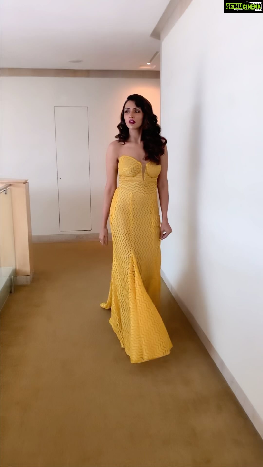 Akshara Gowda Instagram - But we are going onwards and upwards β£οΈβ£οΈ Wearing @suresh.menon ( also this man can take all video courtesy π₯ππ ) Hair @chellysmakeupandhair_ Makeup @makeupartistrybykavithasekar #tamilcinema #tamil #aksharagowda #aksharagowdabikki #stylishtamilachi #stylishtamizhachi #tuesdaymotivation