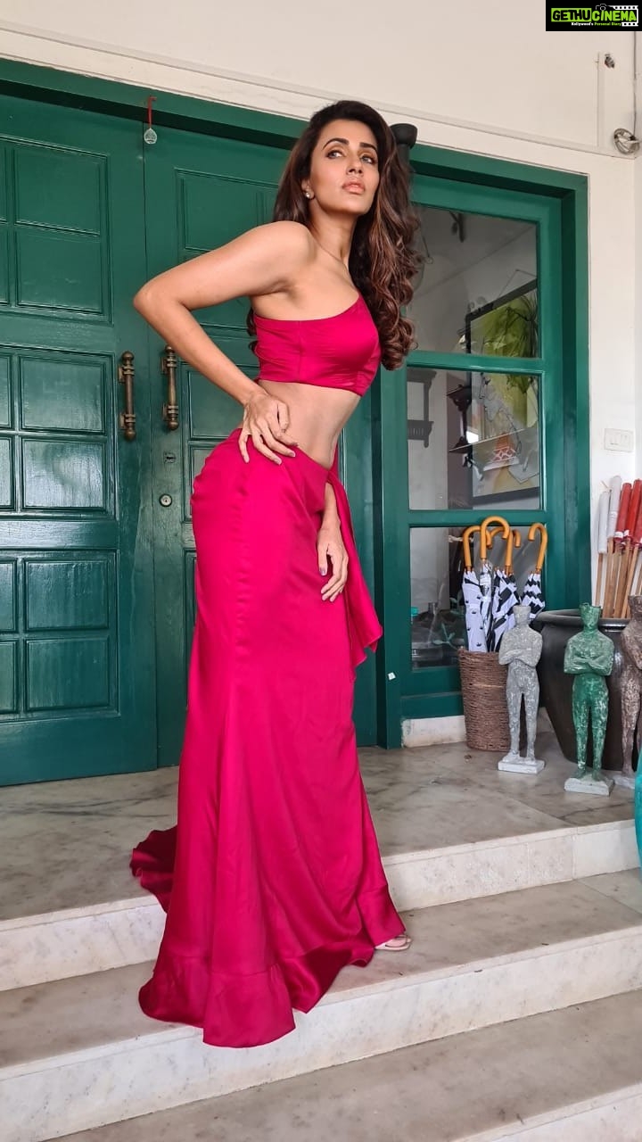 Akshara Gowda Instagram - BTS Is always more fun than final pictures 🤩❣️ Photography : @adrin_sequeira Assisted : @georgeavinash / @abhishek0.7 / @bul.usu Video : @sahilmakhaniphotography / @_smfilms Makeup : @styliciousbysam Hair : Team stylicious by Sam Designed and styled : @naveedahme Assisted : @pragathi_07 / @__.mano.s Location courtesy : @thechaletindia #tamilcinema #tamil #aksharagowda #aksharagowdabikki #stylishtamilachi #stylishtamizhachi #throwbackthursday