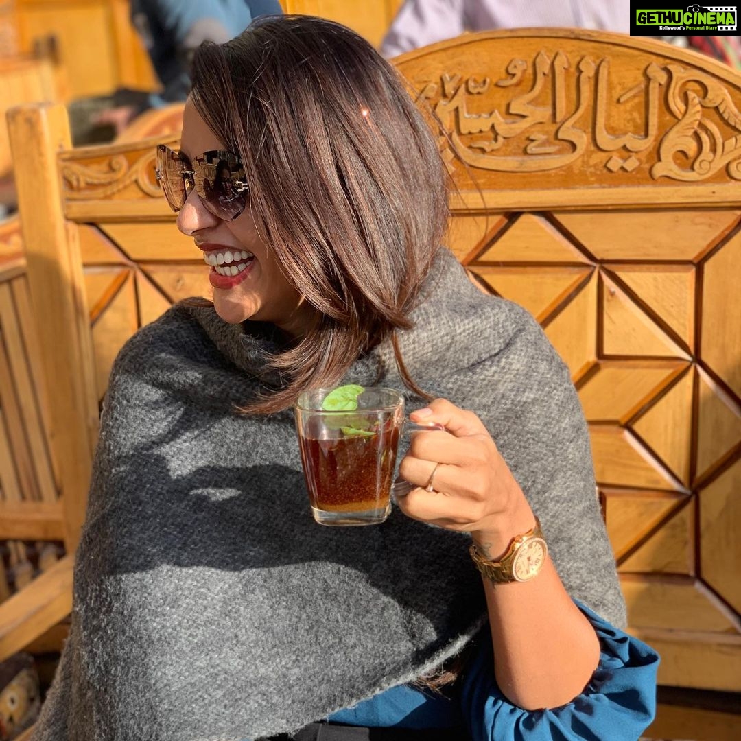 Akshara Gowda Instagram - What was the joke again ??? 🤪 PS : zoom into my shades to see my mom wasn’t impressed 🤪😂😂😂🥴 #throwback #aksharagowda #aksharagowdabikki #stylishtamilachi #stylishtamizhachi #travel Khan el khalily خان الخليلى