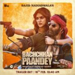 Akshay Kumar Instagram - #BachchhanPaandey के नज़र के तीर और @kritisanon की होली पे गोली 😎 Fasten your seatbelts…iss baar kuchh alag hi maza aane wala hai. Trailer out tomorrow! #SajidNadiadwala @farhadsamji @jacquelinef143 @arshad_warsi @wardakhannadiadwala @nadiadwalagrandson