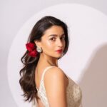 Alia Bhatt Instagram - AA RAHI HAIN GANGU 🌹 Sirf cinema main - 25th February Se 🤍