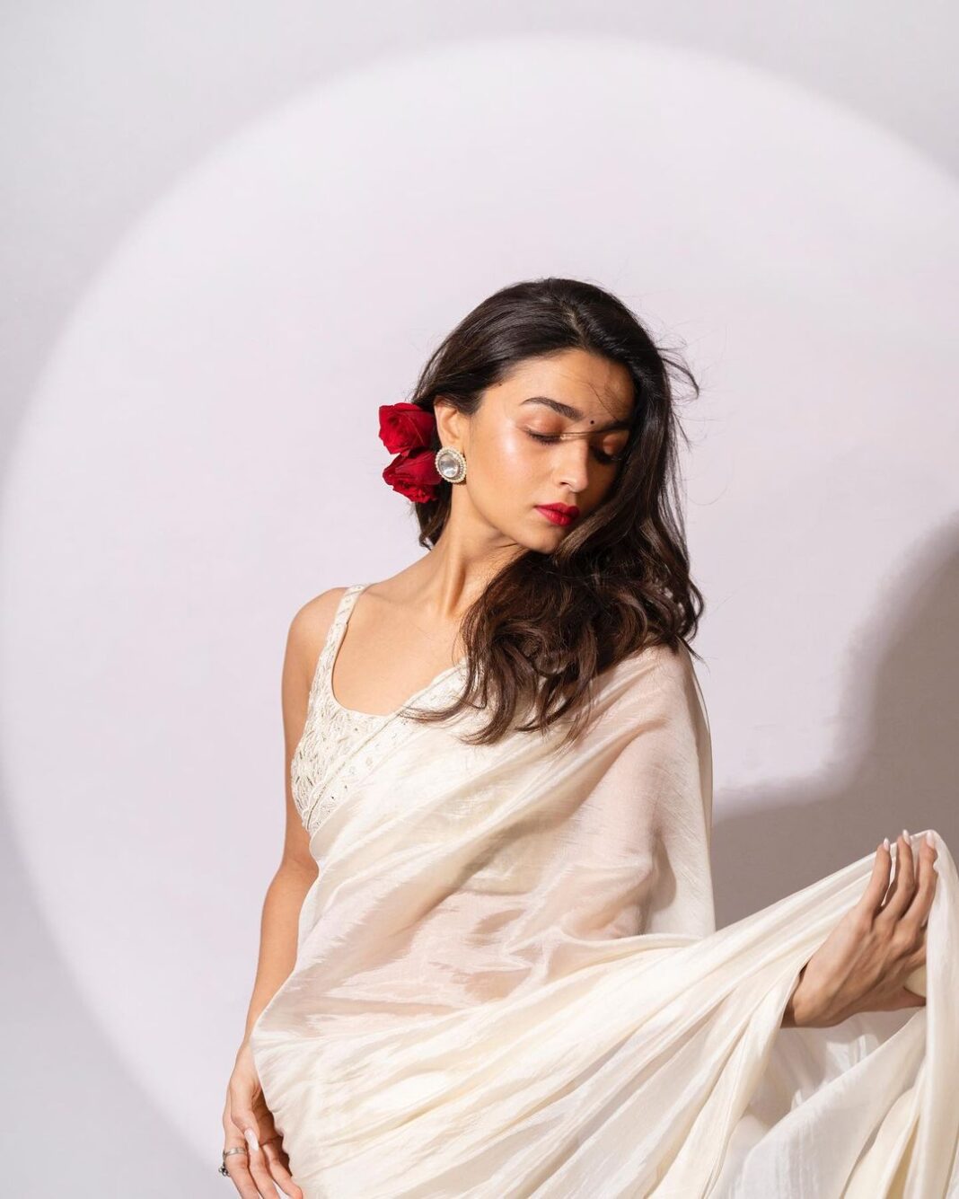 Alia Bhatt Instagram - AA RAHI HAIN GANGU 🌹 Sirf cinema main - 25th February Se 🤍