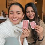Alia Bhatt Instagram - This was super fun. Pick a partner. Grab a deck of cards … Pick your card, kiss your card and then show your card. Highest card wins! Go go go! #gangubaikathiawadi #jabsaiyaan