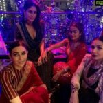 Amrita Arora Instagram – Diwali nites #bluelights #diwaliphatakas @malaikaaroraofficial @therealkarismakapoor #beebo !Sisterhood of the manic pictorials 🤩🤩🤩🤩