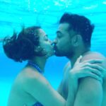 Amrita Arora Instagram - Underwater and on land …. @shaklad ! I know how you hate public display ! Hahaha this is to piss you off 😂😂😂😂😂 🙋‍♀️📢😍