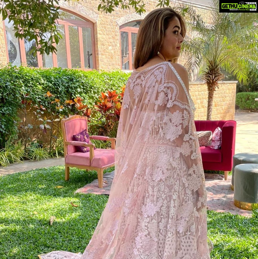 Amrita Arora Instagram - Dolled up in my Fabbbb n Favorite @manishmalhotra05 ! Outfit @manishmalhotra05 Jewelry @farahkhanali Styling by @manekaharisinghani #shaadishenanigans🎉😘 #love ❤️❤️. 📸 @ninjapinto