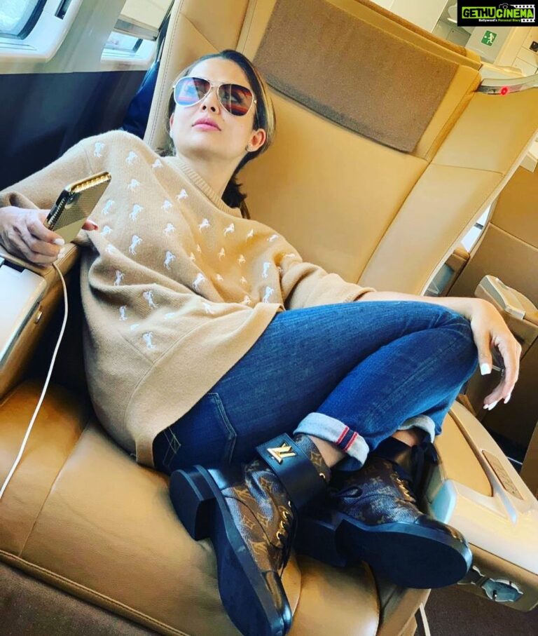 Amrita Arora Instagram - Pensive in a pose #trainride #florence ...this ones for you @athiyashetty Hahahhaha ...🍷🍷