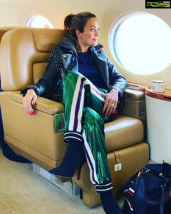 Amrita Arora Instagram - Peace out ✌🏻